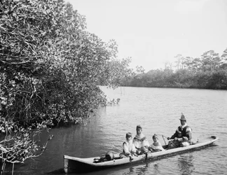 Seminole-Indianer und Familie im Einbaum, Miami, Florida, ca. 1910-20